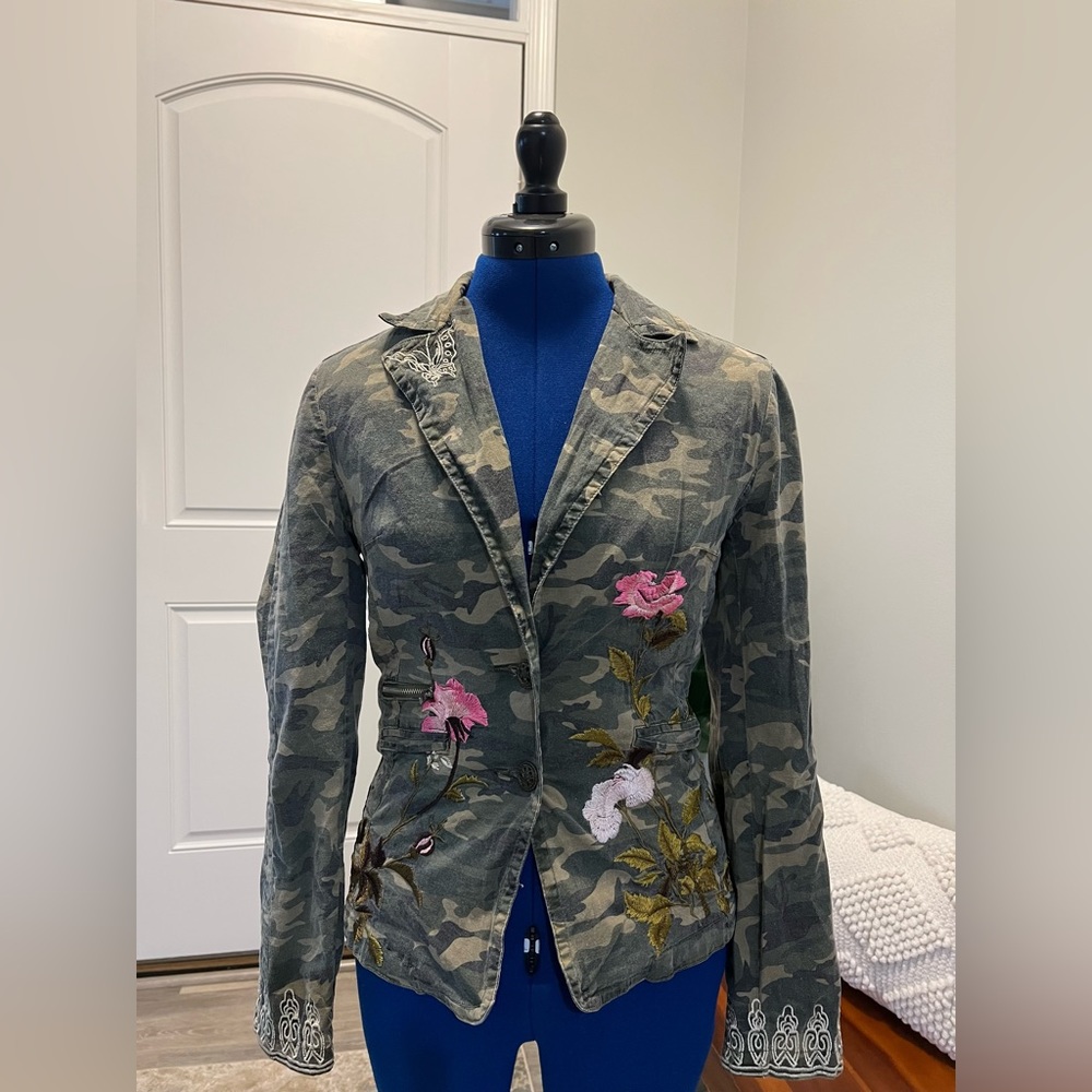 Casual camo jacket with embroidery.